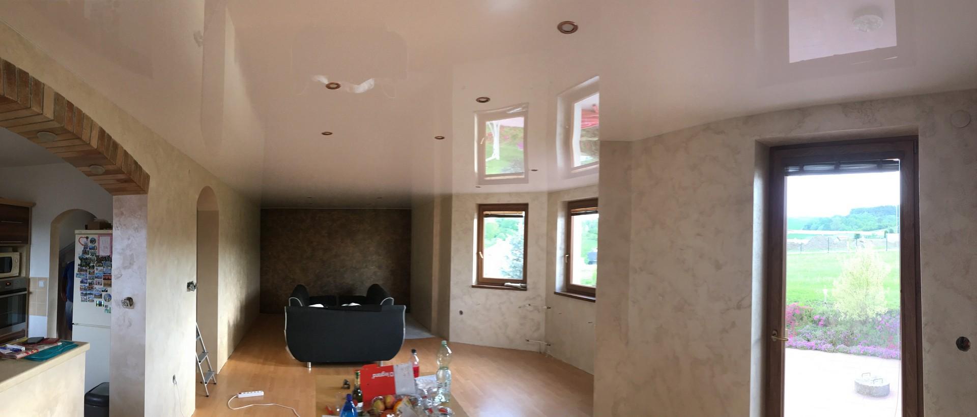 Lesklý napínací strop