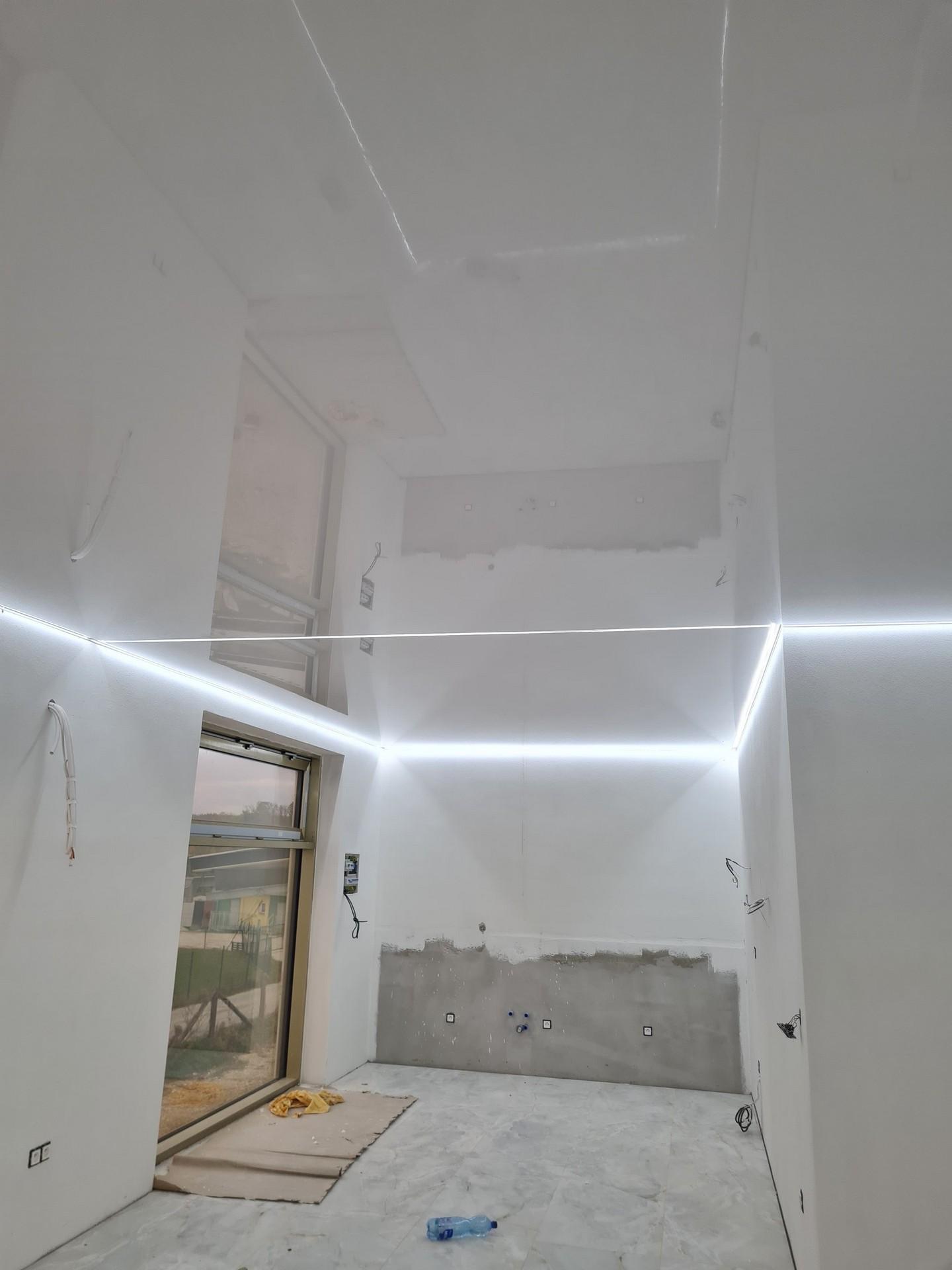 Lesklý napínací strop