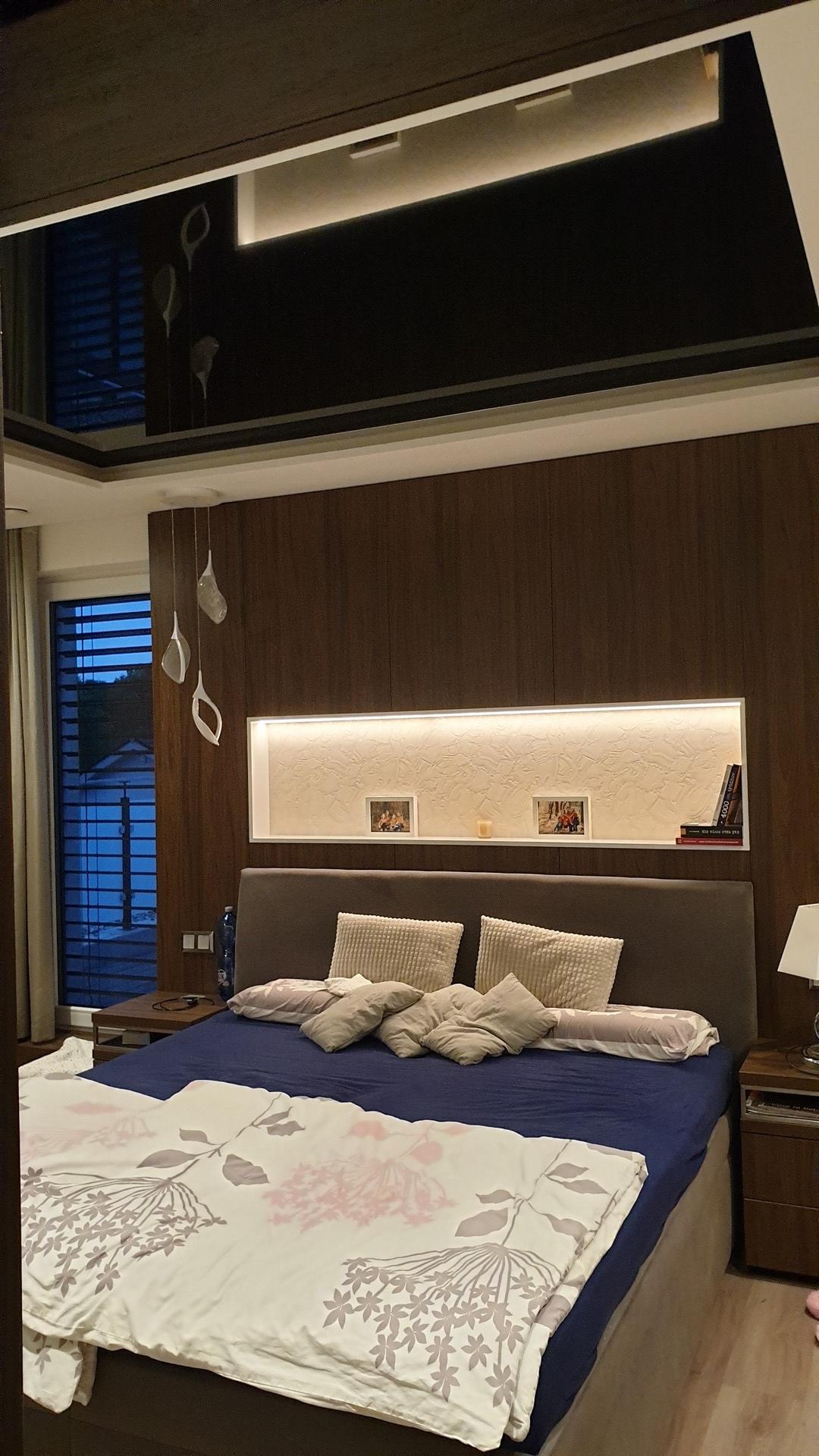 Lesklý napínací strop