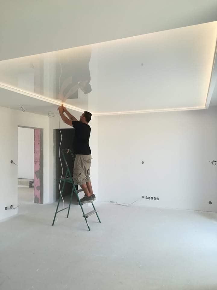 Lesklý napínací strop