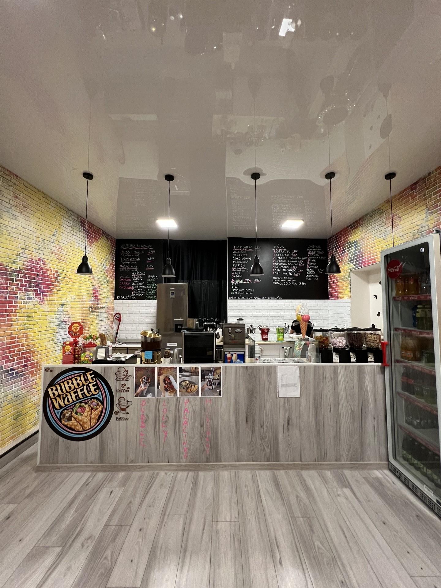 Lesklý napínací strop