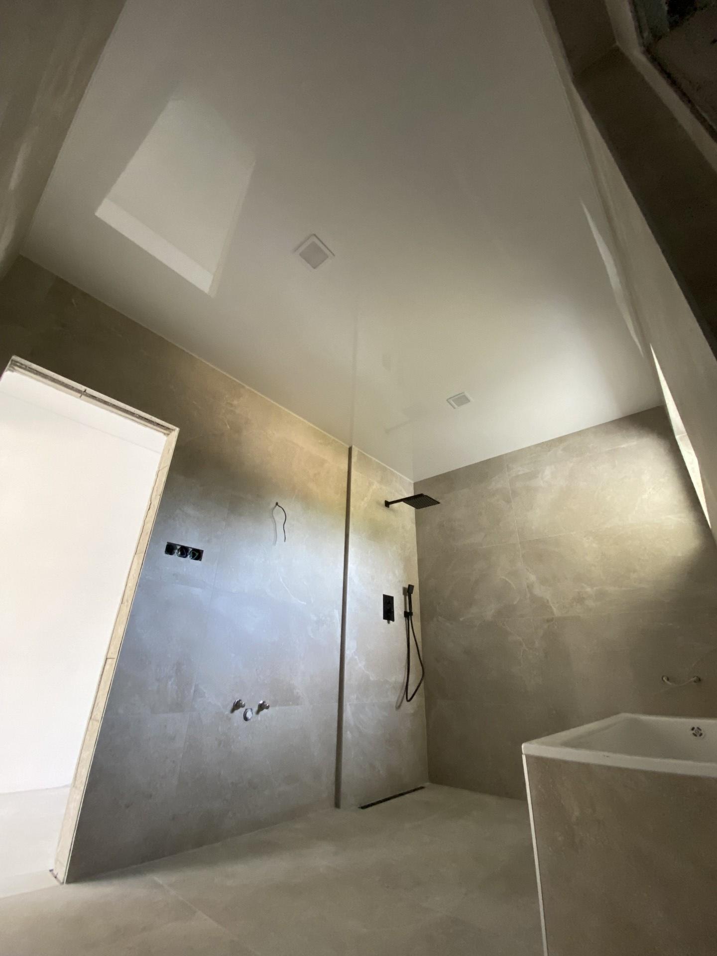 Lesklý napínací strop