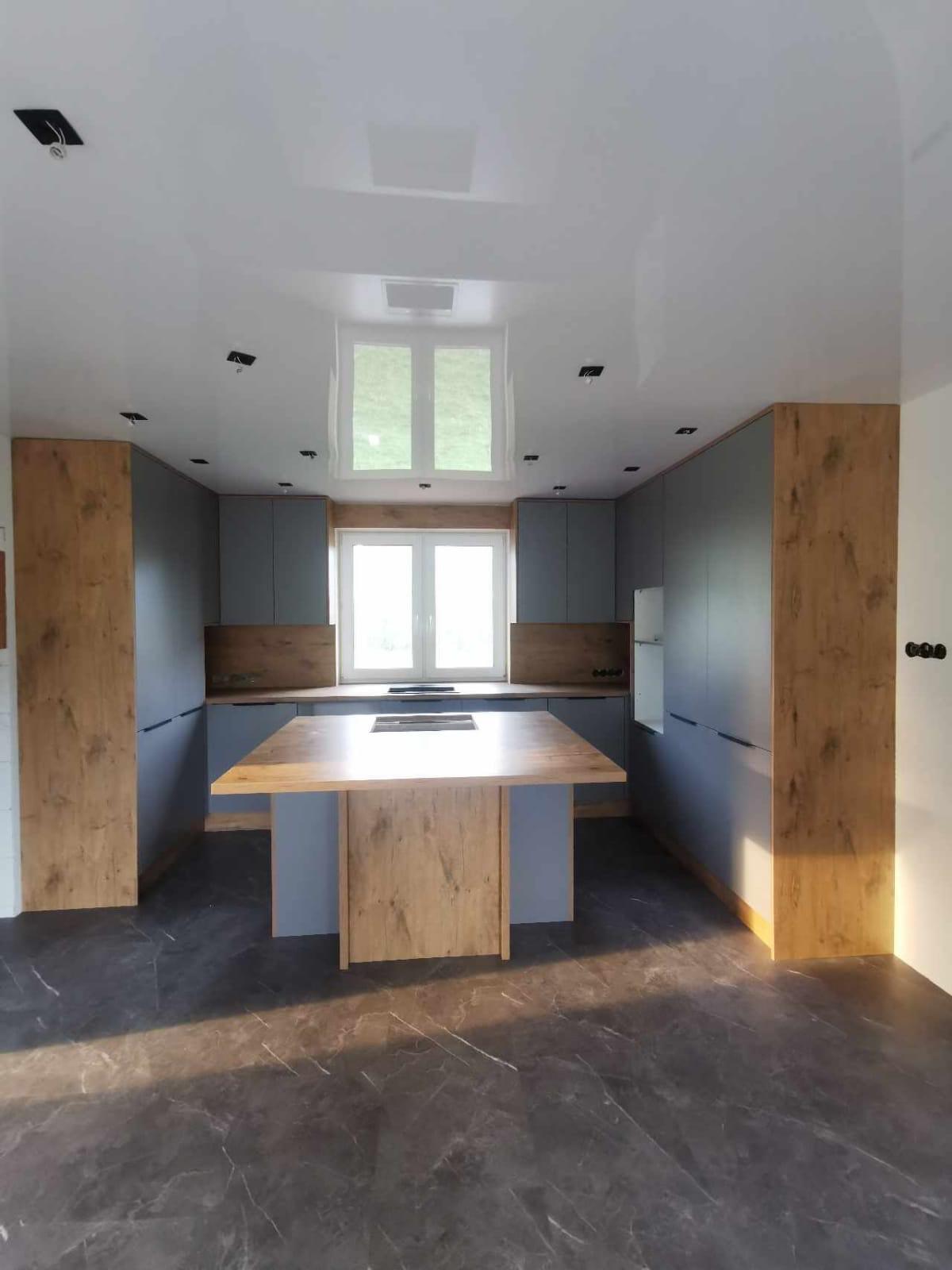 Lesklý napínací strop