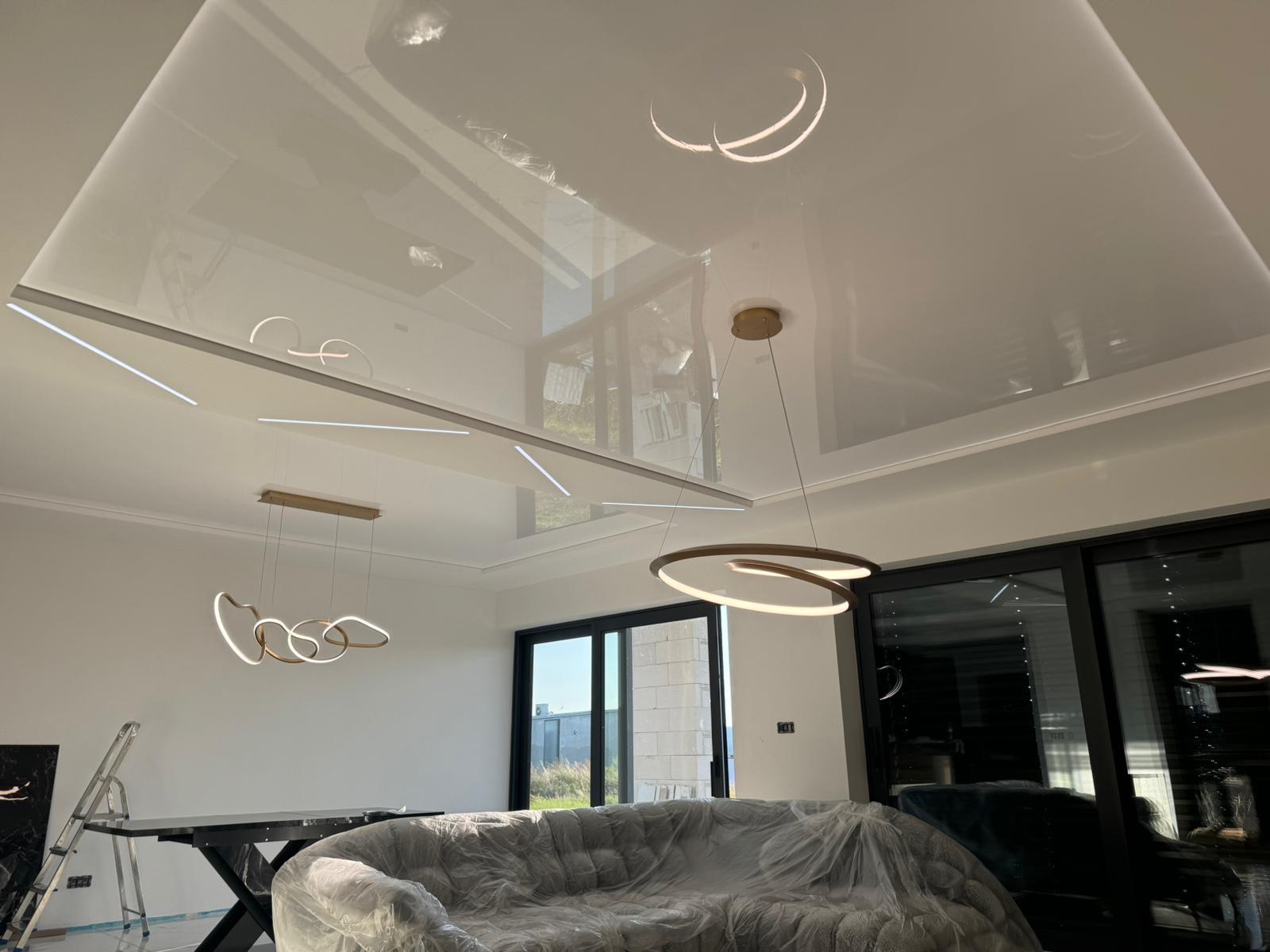 Lesklý napínací strop