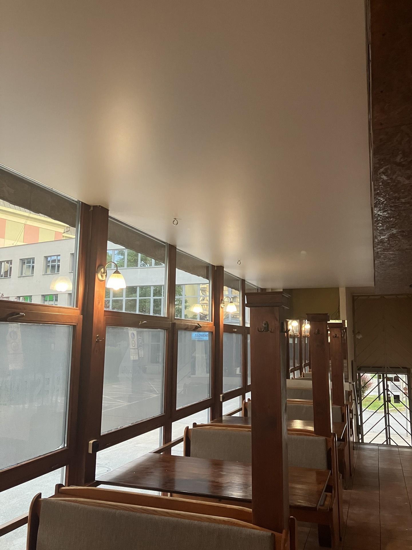 Saténový napínací strop