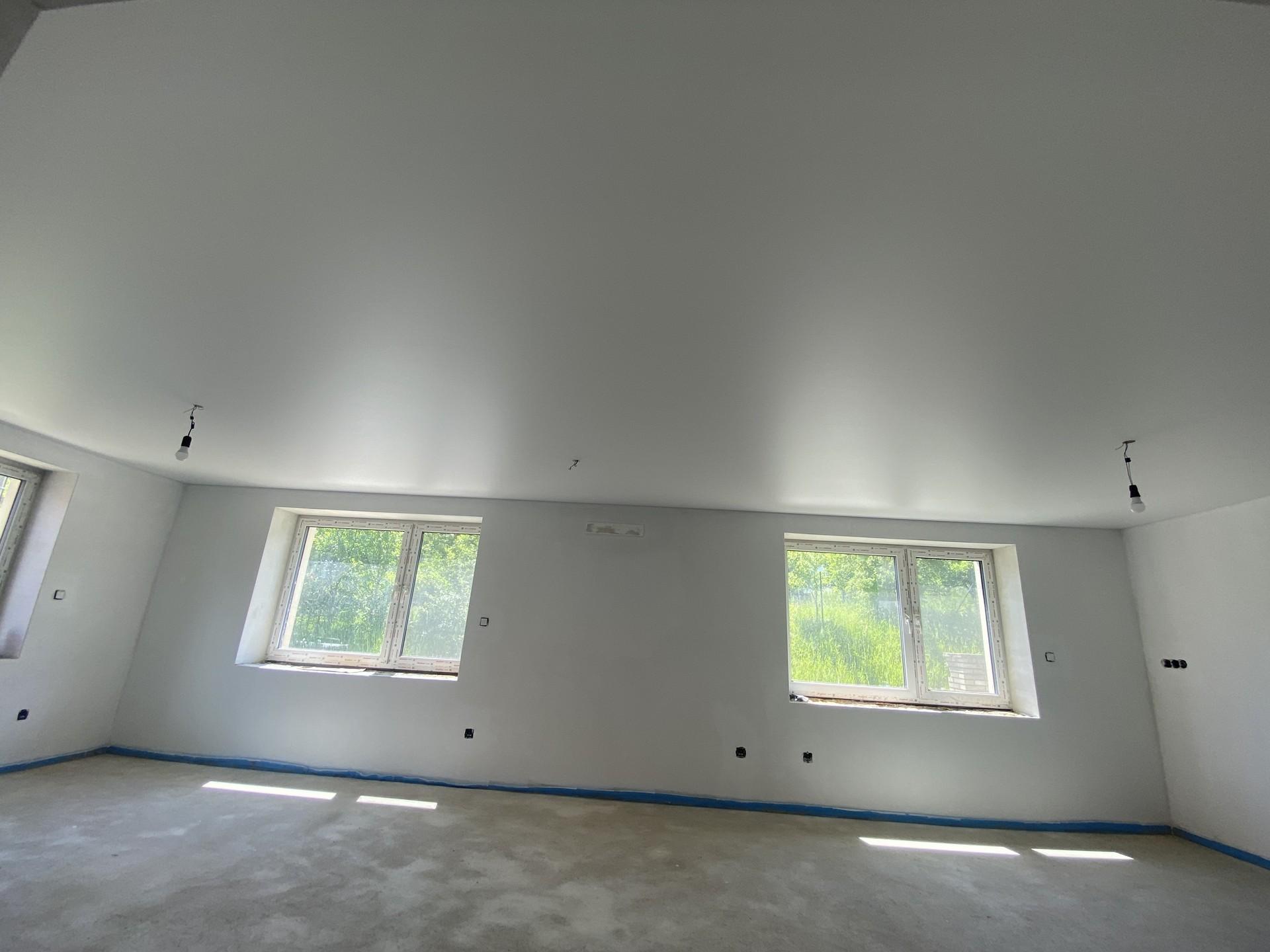 Saténový napínací strop