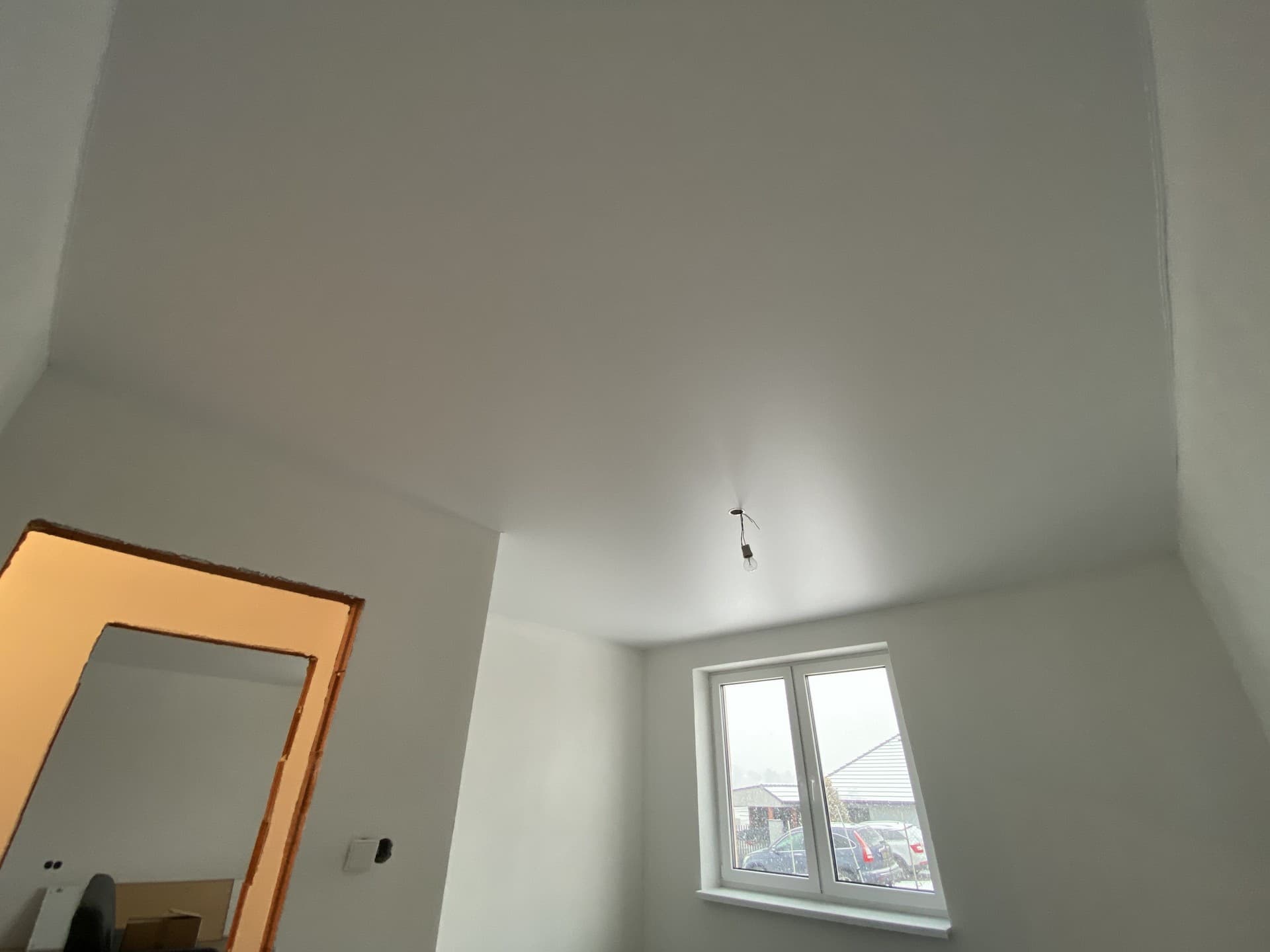 Saténový napínací strop